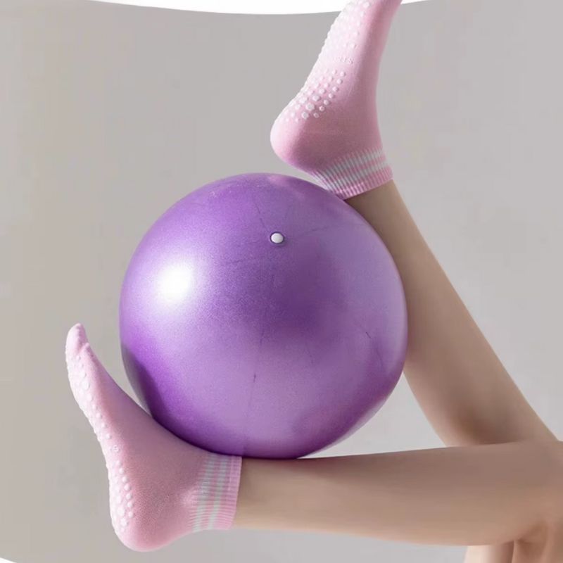 chaussettes-antiderapantes-roses-femme-ballon-entre-chevilles