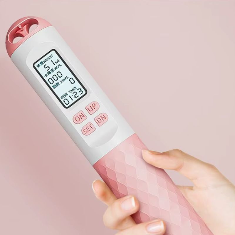 corde-a-sauter-sans-corde-numerique-poignee-dans-main-femme
