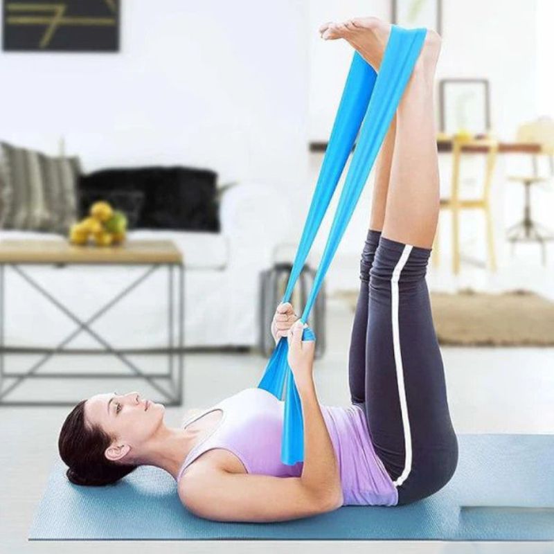 elastique-musculation-femme-exercice-sur-dos-au-sol