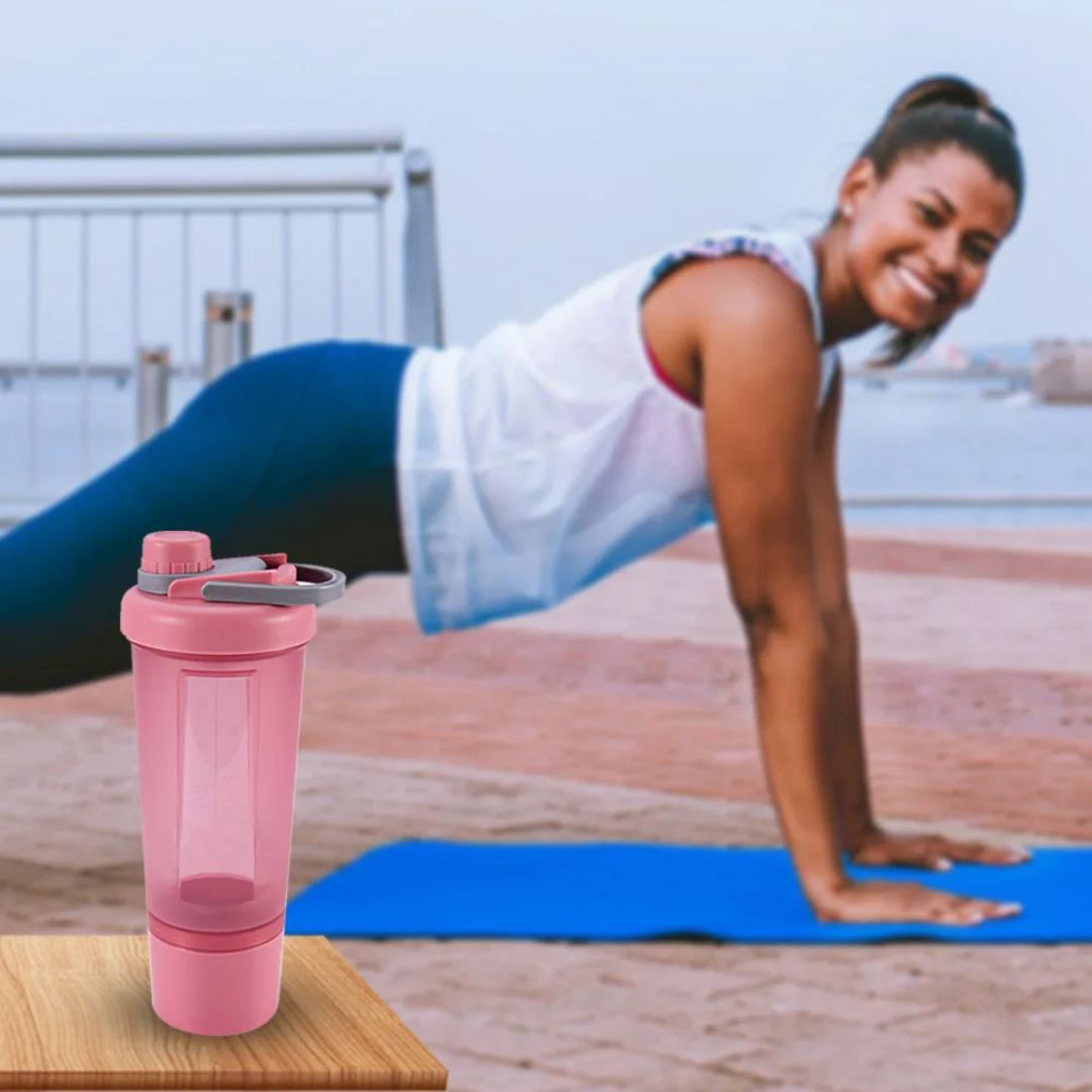femme gainage sur bras shaker protéine rose transparent à cÎté