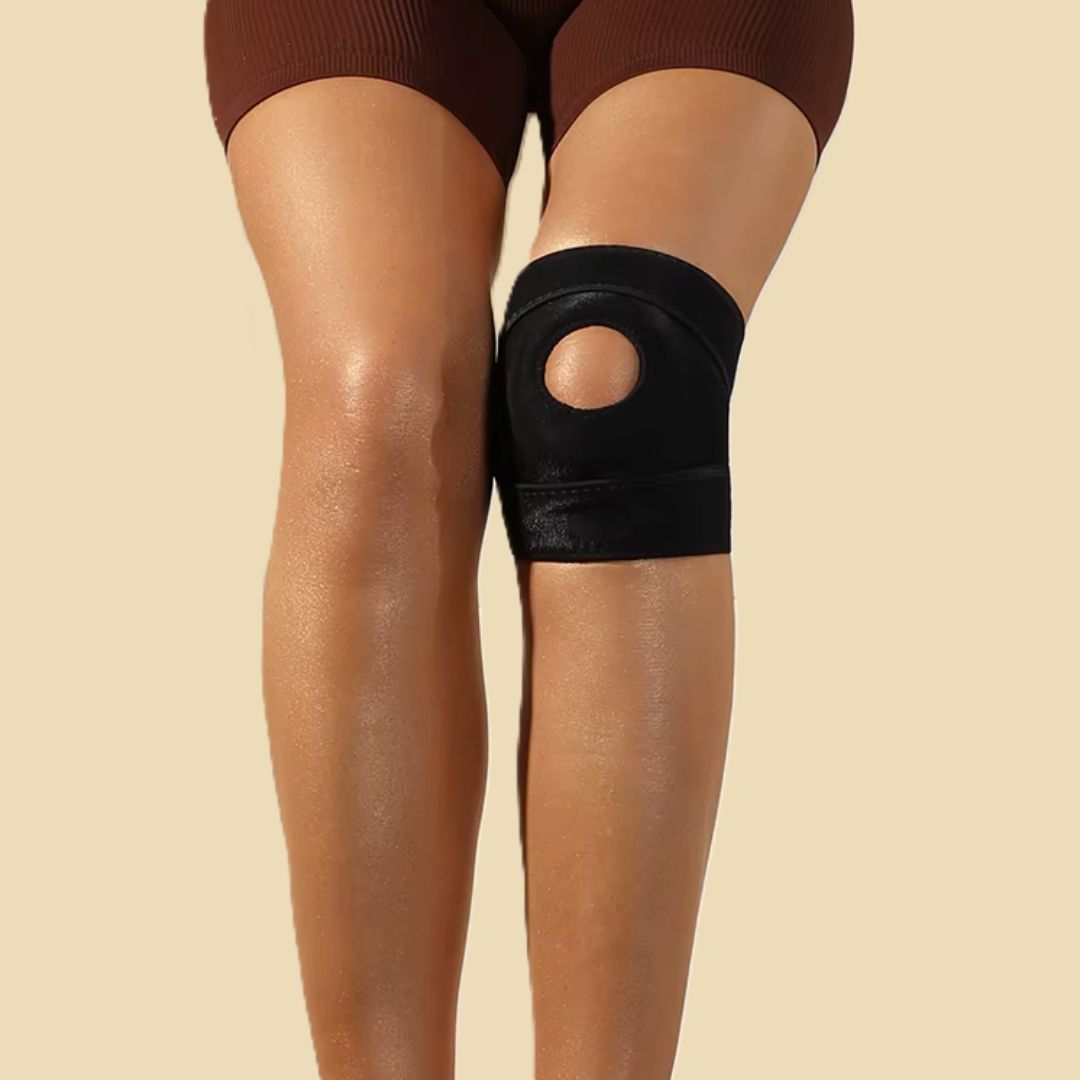 genouillere noire sur genou gauche femme en short