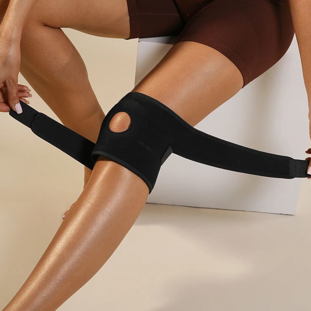 genouillere noire sur genou gauche femme tient sangles dans mains