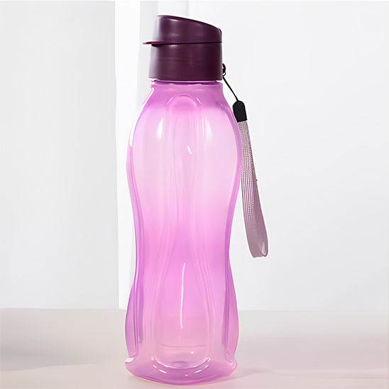 gourde plastique rose lanniere sur table