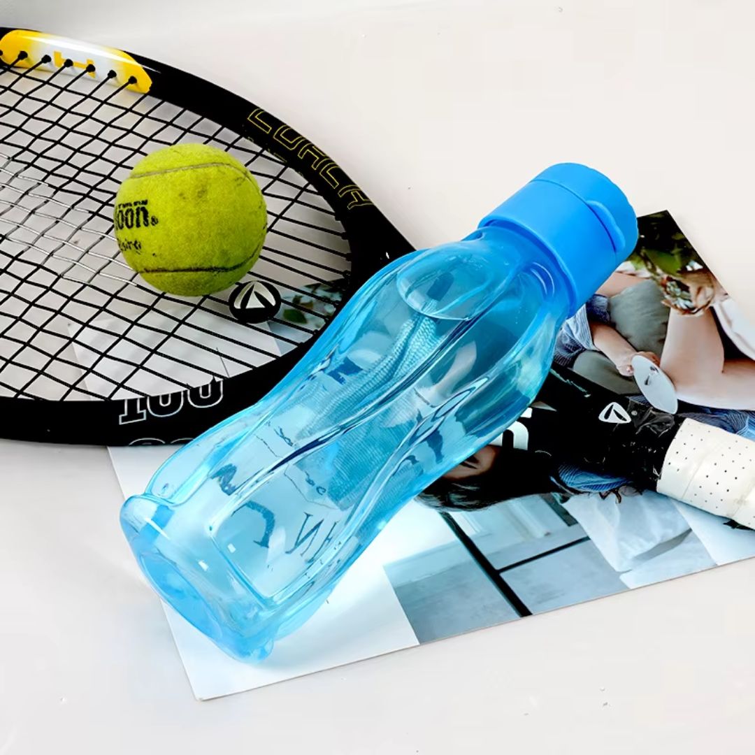 gourde plastique transparente bleue sur raquette tennis avec balle