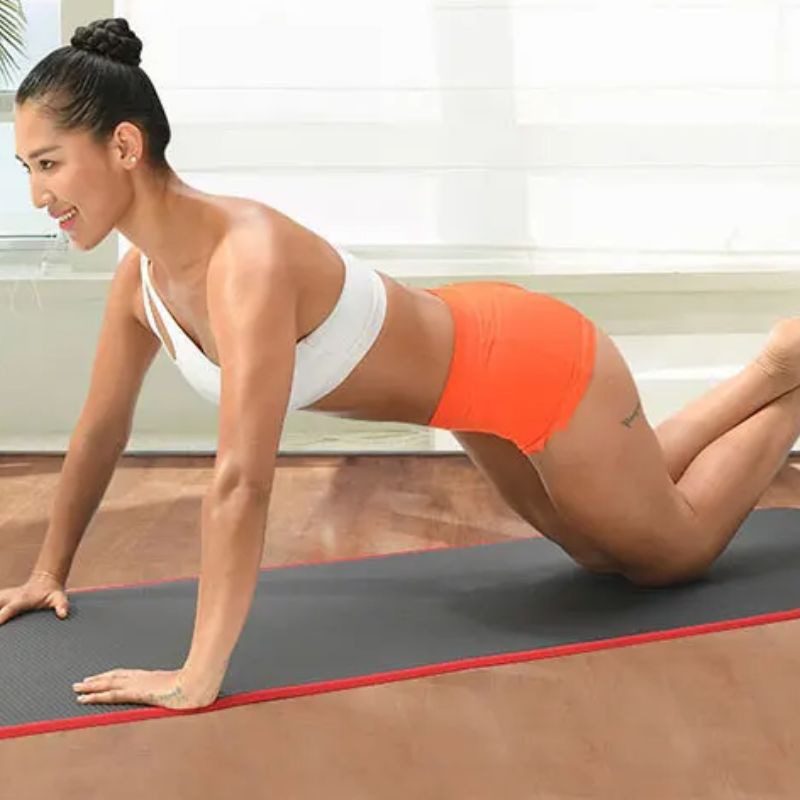 tapis-gym-confort-femme-en-gainage-sur-mains