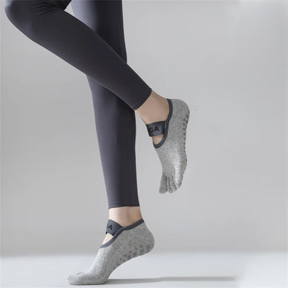 chaussette-antiderapante-grise-femme-sur-pointe-pied
