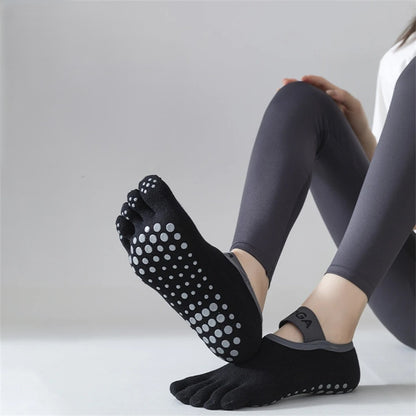 chaussette-antiderapante-noire-femme-assise-sol