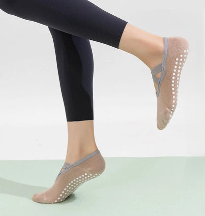 chaussette-antiderapante-beiges-femme-sur-pointe-pied