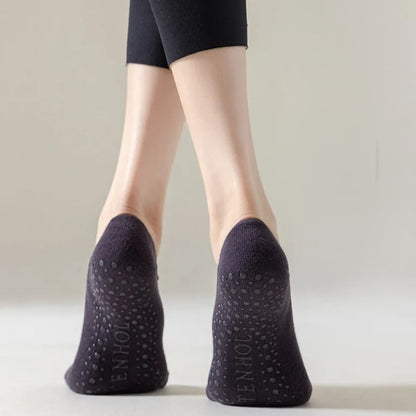 chaussettes-antiderapantes-noires-pieds-femme