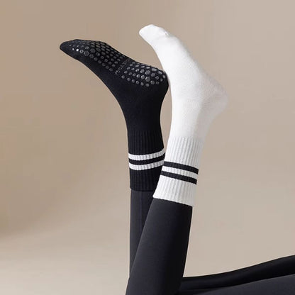 chaussettes-antiderapantes-noires-blanches-femme-pieds-en-l-air
