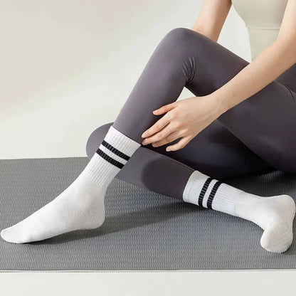 chaussettes-antiderapantes-pieds-de-femme-au-sol
