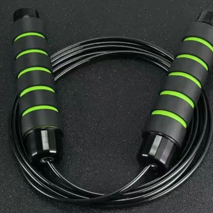 corde-a-sauter-noire-et-verte-enroulee