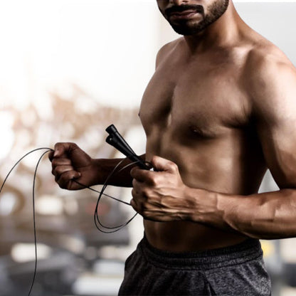corde-a-sauter-cardio-homme-muscle-torse-nu-short-noir