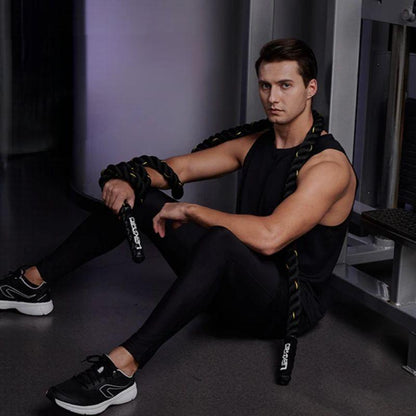 corde-a-sauter-homme-assis-salle-de-sport