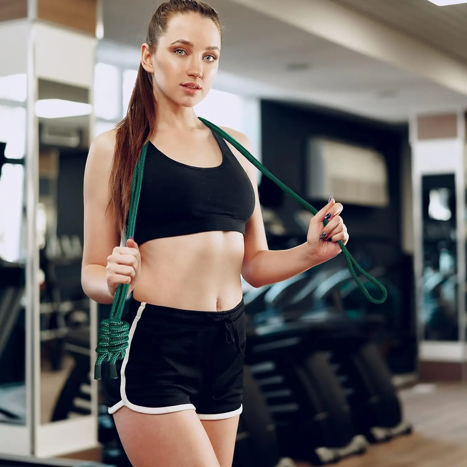 corde-a-sauter-lourde-femme-brassiere-et-short-noirs-salle-de-sport