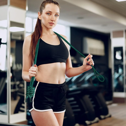 corde-a-sauter-lourde-femme-brassiere-et-short-noirs-salle-de-sport