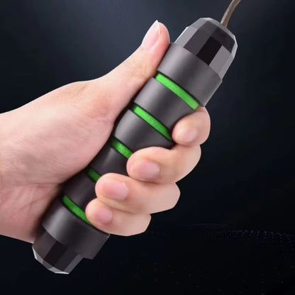 corde-a-sauter-noire-et-verte-femme-tient-poignee