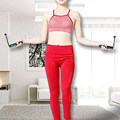 corde-a-sauter-sans-corde-femme-qui-saute-en-interieur