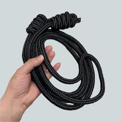 corde_a_sauter_lourde_noire_main_femme