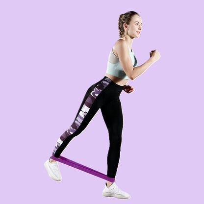 elastique-musculation-aux-chevilles-femme