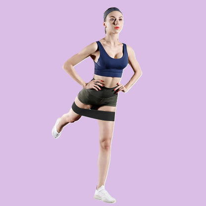 elastique-musculation-femme-tend-jambe-en-arriere