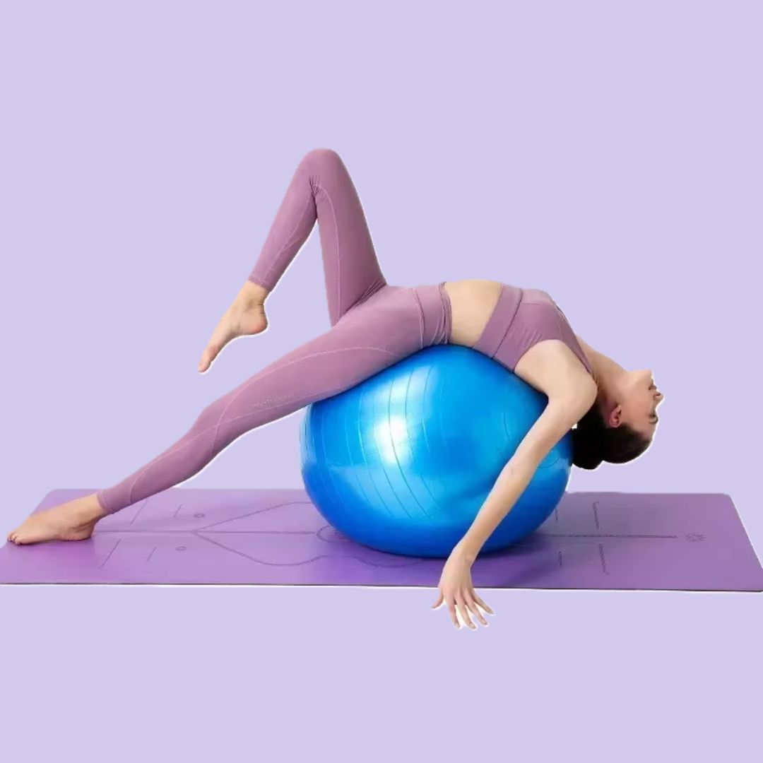 femme alongée sur dos sur swiss ball bleu jambe et bras gauches tendus