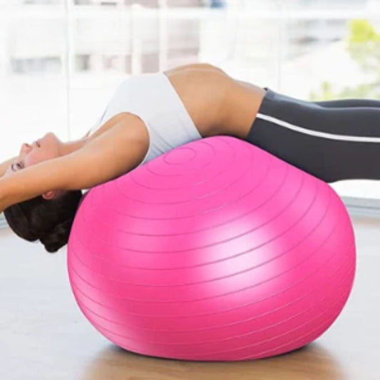 femme dos sur swiss ball rose pieds au sol bras tête renverses arrière
