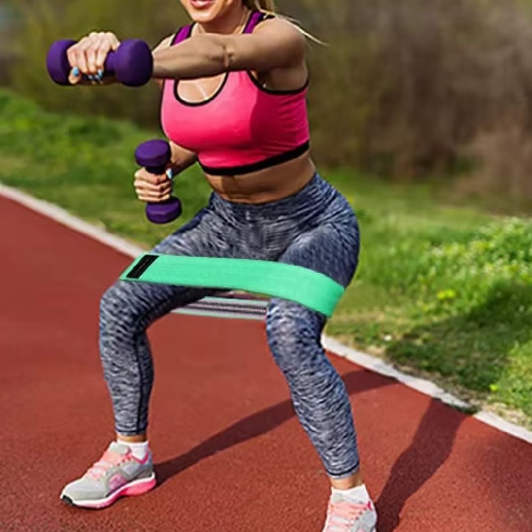 femme en squat bande elastique vert cuisses