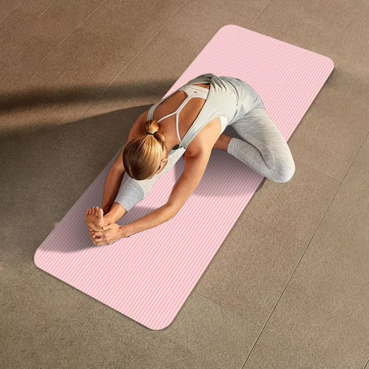 femme fait étirement sur tapis yoga rose