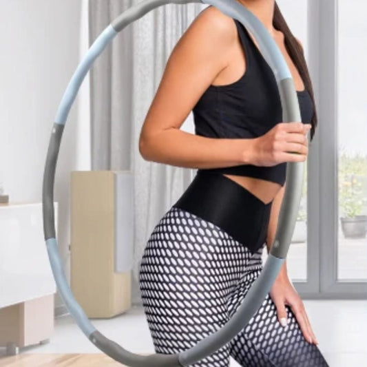femme hula hoop gris bleu sur épaule droite dans salon