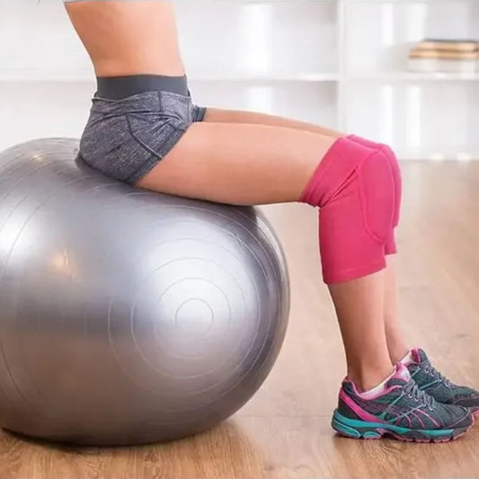 genouillere danse rose femme assise sur swissball
