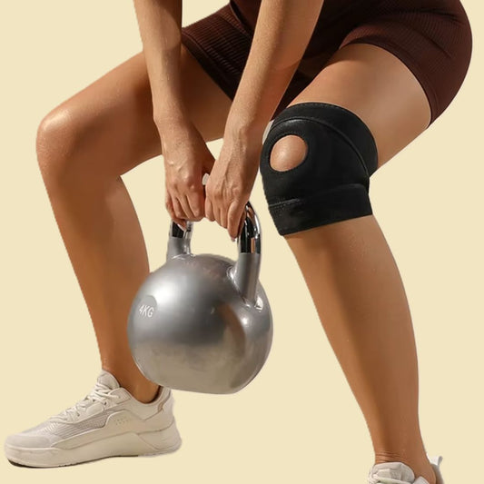 genouillere femme tient kettlebell dans deux mains