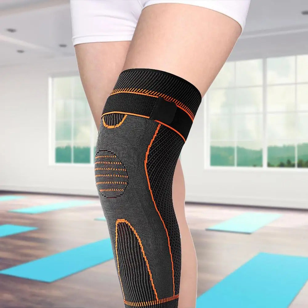 genouillere sur genou gauche femme dans salle gym