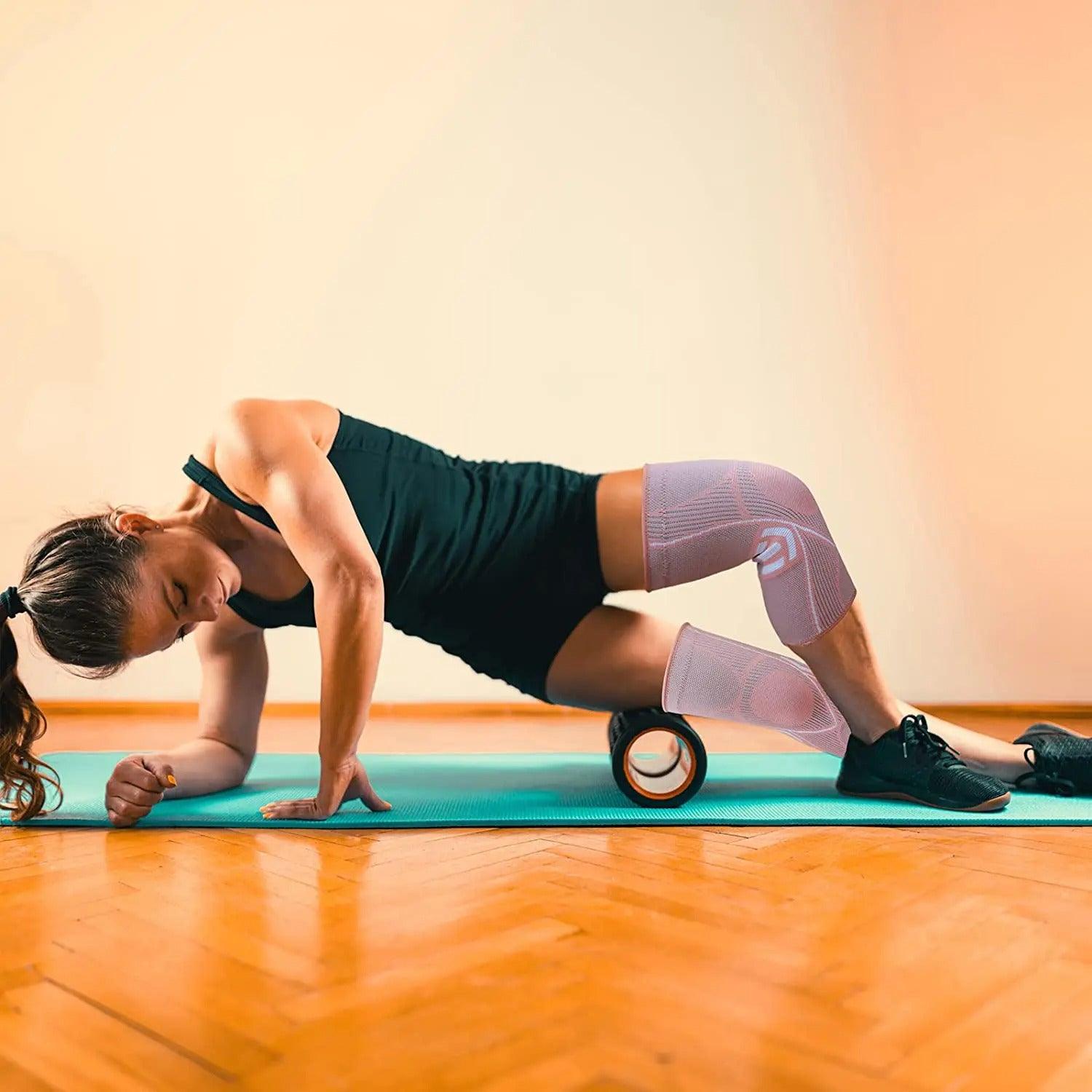 genouillere sur genoux femme sur foamroller