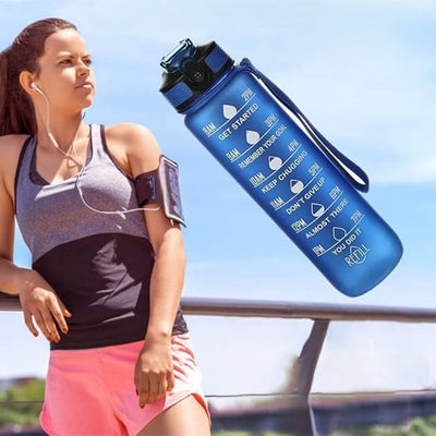 gourde 1 litre bleue joggeuse accoudee barriere