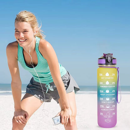 gourde 1 litre cote femme sur sable a la plage