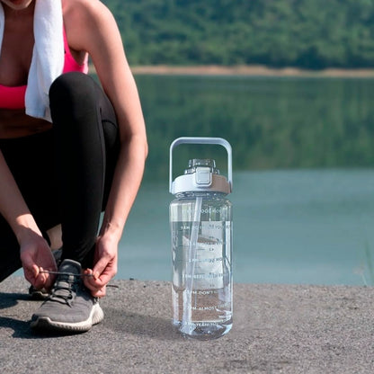 gourde 2 litres femme accroupie fait lacet devant lac