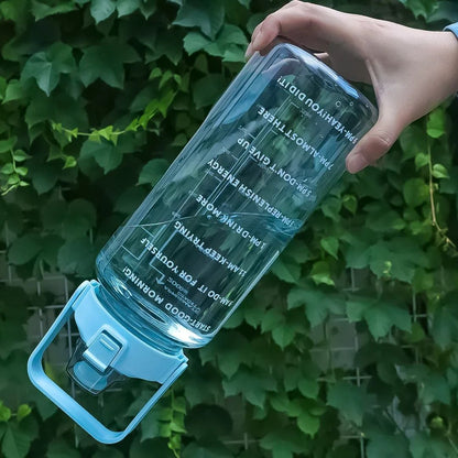 gourde 2 litres renversee dans main droite