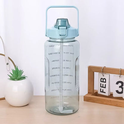 gourde 2 litres vert eau sur bureau calendrier pot fleur