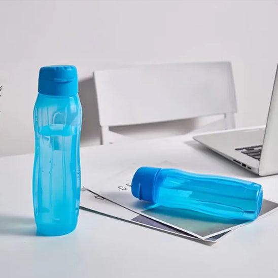 gourde plastique bleue transparente couchee et debout table