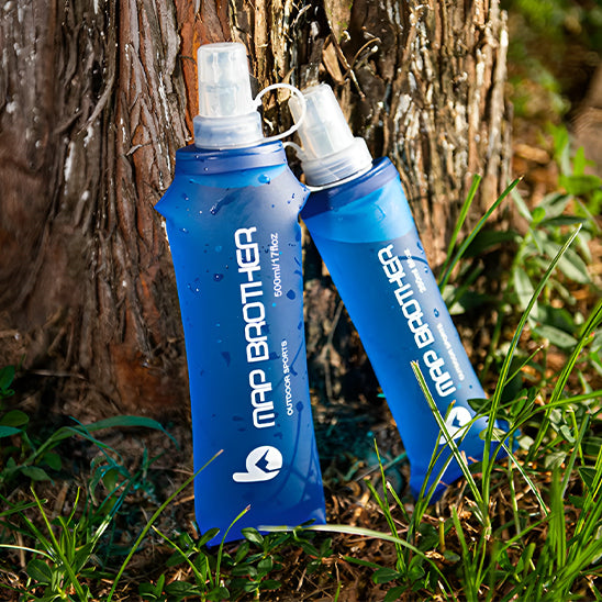 gourde-souple-bleue-devant-arbre