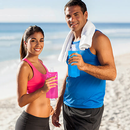 gourde souple couple sur sable plage