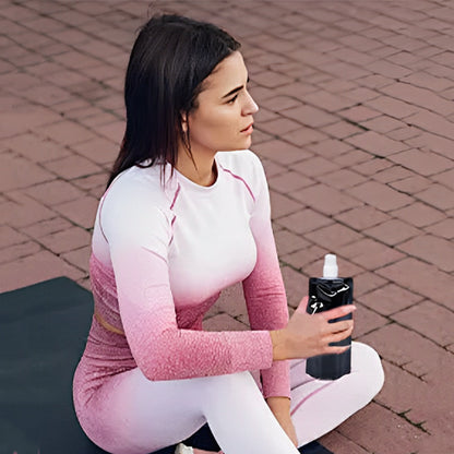 gourde souple femme assise sol tapis gym noir jogging rose
