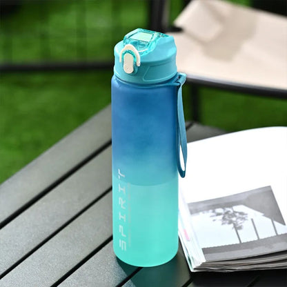 gourde sport bleu vert laniere sur table