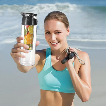 gourde sport dans main droite femme plage