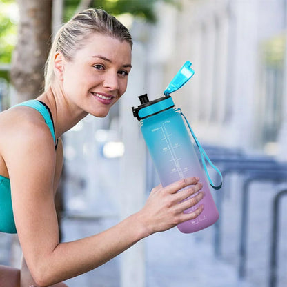 gourde sport main droite femme dans rue