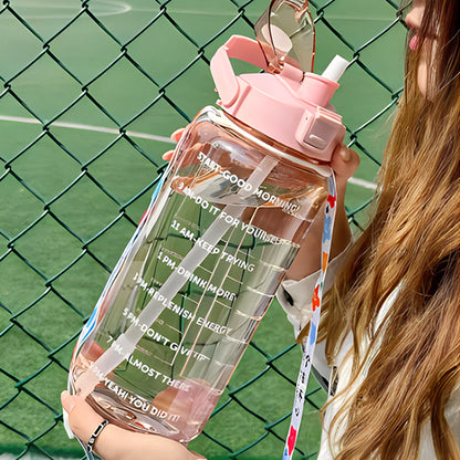 gourde sport rose dans main femme devant grillage pelouse stade
