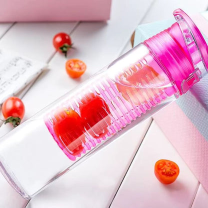 gourde sport rose sur table tomates 
cerises