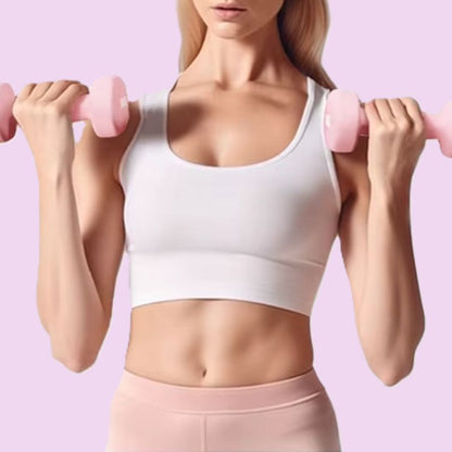 femme-tient-haltere-dans-deux-mains