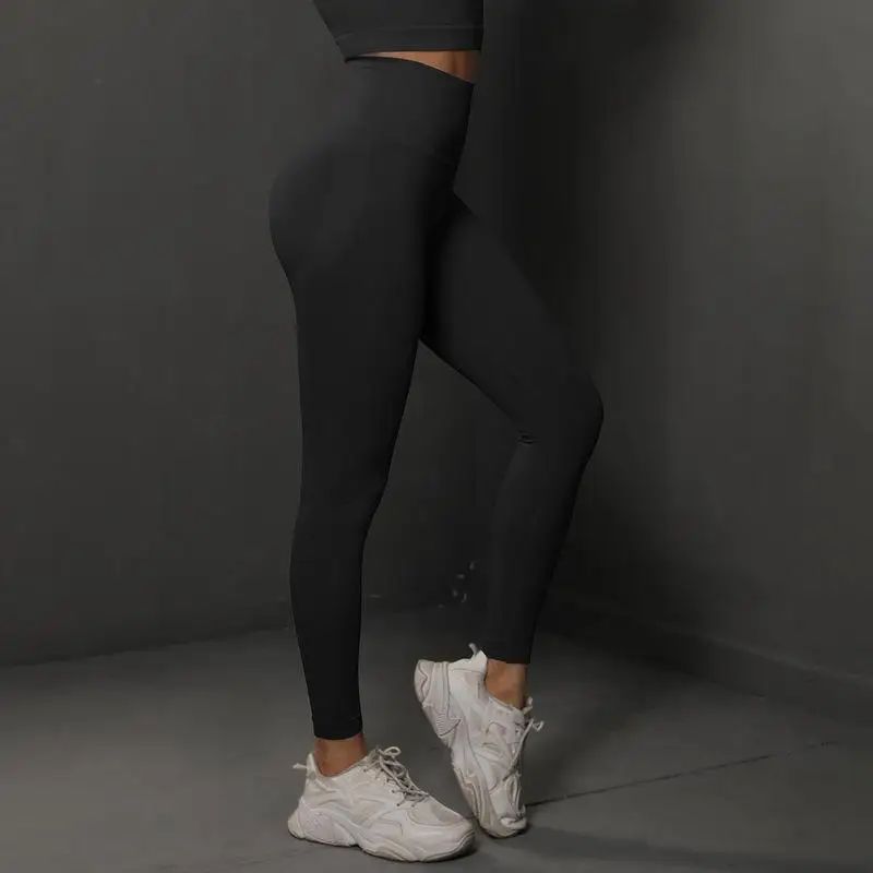 legging-noir-femme-de-profil